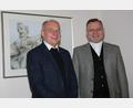 Bild: ads
Zehn Jahre und acht Monate hat Pfarrer Ludwig Gradl (links) das Ehrenamt des Regionaldekans Amberg-Schwandorf mit 66 Pfarreien in drei Dekanaten bekleidet. Auf sein Gesuch hin wurde das Amt neu besetzt. Bischof Voderholzer hat Pfarrer Markus Brunner (rechts) von St. Georg als Nachfolger beauftragt.