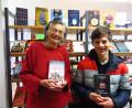 Bild: adj
Christine Dorner und Enkel Samuel Neumann präsentieren die ersten neuen Bücher.