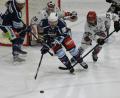 Bild: gb
Die Blue Devils fertigten am Freitag die Passau Black Hawks mit 10:2 ab. Martin Heinisch (vorne) steuerte zwei Tore und zwei Assists bei.