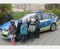 Bild: Kinderhaus St. Michael/exb
Mädchen und Buben des Kinderhauses St. Michael zusammen mit Polizeibeamtin Diana Lenz.