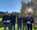 Bild: Kirwagemeinschaft Unterammerthal/exb
Die Kirwagemeinschaft unterstützt die Arbeit von HvO und Feuerwehr mit Spenden. Im Bild von links: Tobias Schmidt von den Helfern vor Ort, Kassier Felix Ehbauer, Vorsitzender Moritz Koberstein, stellvertretender Vorsitzender Martin Weiß und Florian Baumer von der Feuerwehr.