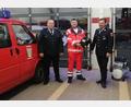 Bild: slh
Die FF Guteneck verfügt nun über einen Defibrillator (AED). Vorstand Markus Eckl ( links im Bild ) sowie Kommandant Martin Lottner ( rechts ) bedankten sich bei den Sponsoren, sowie beim Ortsbeauftragten Andreas Kramer für die Ausbildung dazu.