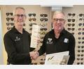 Bild: Doris Maier/exb 
Peter Maier von Optik Schmuck Maier beglückwünscht seinen Mitarbeiter Karl Schweiger (re).