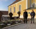 Bild: Houschka
Auf dem Wolfringer Friedhof ist ist ein Gemeinschaftsgrab für elf Urnen entstanden. Kirchenpfleger Dominik Schleicher (rechts) und Pfarrer Michael Hoch (links daneben) stellten die Anlage vor.