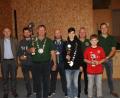 Bild: frd
Fischerkönig wurde Reinhard Wurm (Dritter von links). Bei den Jugendlichen holte sich Florian Brandstätter (Vierter von rechts) den Titel. Dritter Bürgermeister Günter Gilch (links) gratulierte den Bestplatzierten.