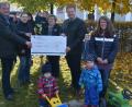 Bild: jr
Eine Spende über 500 Euro haben die Wanderfreunde Mitterteich für die Ausstattung des künftigen Kinderhauses „Purzelbaum“ übergeben. Im Bild (von links) Lebenshilfe-Geschäftsführer Berthold Kellner, Kassiererin Yvonne Fischer, Wanderfreunde-Vorsitzende Andrea Zinnecker, Bürgermeister Stefan Grillmeier und Kinderhaus-Leiterin Julia Merz-Neudert.