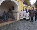 Bild: ws
Die Neugestaltung der Ölbergkapelle und der Kreuzwegstationen am Friedhofsaufgang ist abgeschlossen. Damit erstrahlt die denkmalgeschützte Anlage in neuem Glanz. Den kirchlichen Segen erteilte Stadtpfarrer Georg Flierl. Im Bild die Schwestern (vorne, von links) Margret, Christine und Justine mit (von links) Kämmerer August Trißl, Bürgermeister Franz Stahl, Stadtpfarrer Georg Flierl sowie Bauamt-Mitarbeiter Robert Reith.