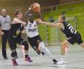 Bild: A. Schwarzmeier
Trotz gebrochener und getapter Wurfhand wird Kenny Walters (am Ball) zum besten Scorer der Neustädter Regiobasketballer beim Sieg gegen den Favoriten TG Würzburg. Die DJK bleibt Tabellensiebter der 2. Regionalliga Nord, die Unterfranken rutschen auf den fünften Rang ab.