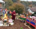 Bild: hka
Im Garten eines Privathauses in Amberg gestaltet Lama Tendar eine Feuer-Puja.