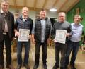 Bild: ohr
Vorsitzender Andreas Hanff (Mitte) ernannte Georg Winkler (Zweiter von links) und Jürgen Priehäußer (Zweiter von rechts) zu Ehrenmitgliedern des TSV Stulln. Bürgermeister Hans Prechtl (links) und Schatzmeister Berthold Altrichter (rechts) gratulierten.