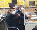 Bild: gib
Landtagsabgeordneter Franz Rieger nimmt vor Prozessbeginn am Landgericht Regensburg zwischen seinen Anwälten Dirk Lammer und Gunnar Mittag (vorne) Platz.