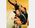 Bild: exb
Die Spielerinnen der HSG Nabburg/Schwarzenfeld haben mächtig Spaß auf der Bank.