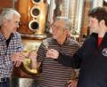 Bild: Sandra Hirschke/exb
Die "Schwoarzbrenna" Norbert Pühl (von links), Otto Nachbauer und Ludwig Koch genießen ihren Erstlingswhisky in Pühls Brennerei.