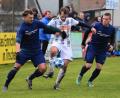 Bild: Schrems
Der SV Pechbrunn gewann das Derby gegen die SG Fuchsmühl mit 4:1. In dieser Szene behauptet der Pechbrunner Josef Weiß (Mitte) den Ball gegen Lukas Trösch (links) und Christopher Fürst (rechts.)