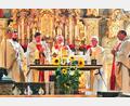 Bild: privat/exb
Erzbischöflich Geistlicher Rat Hermann Spies am Altar der Pfarrkirche St. Johannes der Täufer in Auerbach während eines Dankgottesdiensts zum 65. Jahrestag seiner Priesterweihe, den er in Konzelebration mit mehreren Geistlichen feierte.