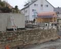 Bild: soj
Auch auf der Baustelle am Marktplatz gehen die Arbeiten zügig weiter. Hier wird aktuell die Dacheindeckung des Gebäudes aufgebracht. Außerdem werden die Betonstützmauern verblendet.