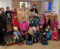 Bild: öt
Die „Steinwaldzwerge“ aus Pullenreuth besuchten die Geschäftsstelle Neusorg der Raiffeisenbank Oberpfalz Nordwest. Geschäftsstellenleiterin Cornelia Wöhrl (hinten rechts) hieß Kindergartenleiterin Sabine Schinner (links) mit den kleinen Gästen herzlich in der Filiale willkommen.