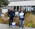 Bild: Alina Siegl/exb 
Stefan Zimmermann (links) übergab die Spenden an Manuel Lischka vom Landratsamt.