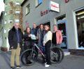Bild: Wolfgang Steinbacher
Bei der Preisverleihung von Fahrrad Brunner an die Gewinner des Sommer-Lese-Clubs der Stadtbibliothek (von links): Fabian Kern, Katharina Vereide, Jürgen Kohl, Gabriele Gauder, Arina Vereide und Bettina Weisheit.