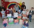 Bild: Evi Stahl/exb
Einige der Kinder präsentieren mit Kita-Leiterin Tanja Ruckdäschel und Mitarbeiterin Christina Schinagl (von rechts) die Päckchen, die sie für ihre Altersgenossen vorbereitet haben.