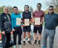 Bild: ohr
Abteilungsleiter Dieter Zühlke (rechts) und Sportwart Peter Prokisch (links) zeichneten die Gewinner der Vereinsmeisterschaft 2021 (Mitte von links) Kai Steeger (3. Piatz), Stefan Brandl (1. ) und Thomas Pröls (2.) mit Urkunden aus.