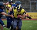 Bild: Dieter Jäschke/exb
Den Football unter den Arm geklemmt versucht der Amberger Noah Schätzler (vorne) seinen Erlangener Gegenspielern zu entwischen. . Hinten hilft Johannes Schenk mit.