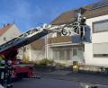 Bild: lei
Bei einem Brand in Neukirchen musste eine Person vom Balkon im ersten Obergeschoss von der Feuerwehr über die Steckleiter gerettet werden, da das Gebäude vollständig verraucht war.