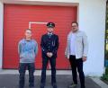 Bild: Feuerwehr Pechbrunn/exb
Neuer stellvertretender Kommandant der Feuerwehr Pechbrunn ist Tim Schreyer (links), er wird künftig Kommandant Mario Schulze (Mitte) bei seiner Arbeit unterstützen. Bürgermeister Stephan Schübel gratulierte dazu.