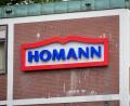 Symbolbild: Friso Gentsch
Der Schriftzug des Lebensmittelherstellers Homann Feinkost steht auf dem Betriebsgelände.