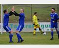 Bild: mr
Alexander Auer (Zweiter von links) jubelt mit Sebastian Zahner nach seinem Treffer zum 1:0 für die Weiherner, hinten holt Gästekeeper Christian Harrer den Ball aus dem Netz.