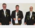 Bild: Reiner Hoffmann/exb
Dem Sieger des Sepplschießens, Josef Schmaußer (Mitte), gratulieren der Erste und der Dritte Schützenmeister, Robert Geitner (links) und Markus Gebhard (rechts).
