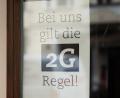 Bild: Christophe Gateau/dpa
Die 2G- und 3G-Regeln werden in Bayern jetzt schärfer kontrolliert. Auch die Polizei soll dabei helfen. Das beschloss das Kabinett am Dienstag.