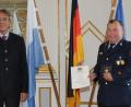 Bild: Regierung der Oberpfalz/exb
Regierungspräsident Axel Barthelt (links) überreichte Konrad Hoch (rechts) das Steckkreuz samt Urkunde.