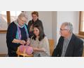 Bild: pop
Im Hammerschloss können die Ausstellungsbesucher, darunter Zweiter Bürgermeister Martin Bauer und Beate Braun (hinten) vom Kulturverein, den Klöpplerinnen Petra Schneider-Jeremias (links) und Galina Tihonova (vorn, Mitte) über die Schulter schauen.