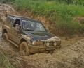 Bild: Markus Dums/exb
Es braucht mehrere Anläufe, bis dieser Geländewagen wieder aus dem Schlammloch kommt. Nachdem das Hobby in der Gemeinschaft mehr Spaß macht, hat Markus Dums den Verein Offroad Freunde Oberpfalz gegründet.