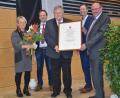 Bild: ak
Blumen für Anita Porsch, die Ernennungsurkunde zum Altbürgermeister für Manfred Porsch (vorne, von links). Zur Auszeichnung gratulierten (hinten, von links) Bürgermeister Christian Porsch, Landrat Florian Wiedemann und Zweiter Bürgermeister Rudi Heier.