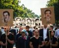 Archivbild: Lino Mirgeler
Demonstranten zeigen am Abend des 11. Juli 2018 Porträts der Opfer, um daran zu erinnern, wofür die Angeklagten im NSU-Prozess am Oberlandesgericht München verurteilt vwurden: die Ermordung von zehn Menschen.