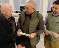 Bild: do
Norbert Ferstl (Bildmitte) und der Pressather Hegeringleiter Christian Ferstl (rechts) gratulieren Albert Butscher (links) zur 70-jährigen Mitgliedschaft im Landesjagdverband Bayern.