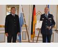 Bild: Regierung der Oberpfalz/exb
Regierungspräsident Axel Bartelt (links) überreichte an Kreisbrandmeister Alois Schindler das Steckkreuz für besondere Verdienste um das Feuerwehrwesen.