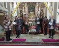 Bild: KLB Beidl/Stein/exb
Nach dem Gedenkgottesdienst übergab der Vorstand des katholischen Landvolks Spenden an die Kinder- und Jugendgruppen der Pfarreien Beidl und Stein (von links): Luzia Richtmann (KLB Beidl/Stein), Nicole Krämer-Wolfrum (Grashüpfer), Klara Buckenlei und Sandra Zölch (KLB Beidl/Stein), Philipp Zölch (Lollipops), Sabrina Frank und Nicole Fischer (Eisbären), Marina Schedl (KLB Beidl/Stein), Kerstin Ziegler (Kinderchor Beidl).