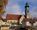 Bild: le
Seit Monaten ungewohnt: Kirchturm und Pfarrkirche ohne die prägenden Kreuze.