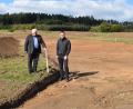 Bild: bnr
Im Baugebiet "Hüthberg Nord" haben die Erschließungsarbeiten begonnen. Bürgermeister Hans Wilhelm (links) und Geschäftsstellenleiter Thomas Prey (rechts) machen sich ein erstes Bilde von den Arbeiten.