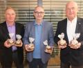 Bild: usc
Hoffen beim Lebkuchenverkauf wieder auf großen Zuspruch wie im vergangenen Jahr (von links): Hilfswerk-Vorsitzender Fritz Kammerer, Schatzmeister Hans Fürnkäs und Club-Präsident Gustl Walleter. Es gibt den Lebkuchen in Zweier- und Dreier-Packungen.