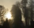 Bild: dob
Wenn sich im Zottbachtal die Sonne durch den dichten Nebel einen Weg sucht, kann man die Kapelle in Hagenmühle im Novemberlicht betrachten.