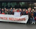 Bild: Hartmann/exb
Der FC-Bayern-Fanclub Hitn Neuhaus überreichte dem Freibadförderverein Windischeschenbach eine Spende in Höhe von 1000 Euro.