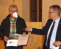 Bild: mfh
Bürgermeister Michael Göth (rechts) überreicht Helmut Heuberger für seine Arbeit im Bienenzuchtverein die Knorr-von-Rosenroth-Medaille.