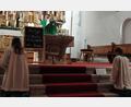 Bild: öt
Pfarrer Waleszczuk zelebrierte am Samstagabend den Familiengottesdienst. Auf den Altarstufen befindet sich die Tafel mit den Namen der Heiligen.
