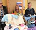 Bild: rgr
Einige Frauen vom Strickkreis Süßenweiher haben warme Wintersachen gestrickt und sie beim Bürgerladen Grafenwöhr abgegeben.