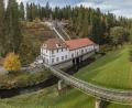 Bild: dtr
Das idyllisch am Egerstau gelegene Kraftwerk Neuhaus ist deutlich kleiner als das Hirschsprung-Wasserkraftwerk. Zusammen mit dem Kraftwerk Leupoldshammer werden von der Kraftwerksgruppe aber bis zu 2200 Kilowatt Leistung erzeugt.