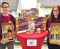 Bild: lep
Einstimmung auf den Advent und dabei Gutes tun. Die jüngsten Mitglieder Julian Schecklmann und Katrin Sporrer präsentieren den Adventszauber von „Hilfe für Anja“.